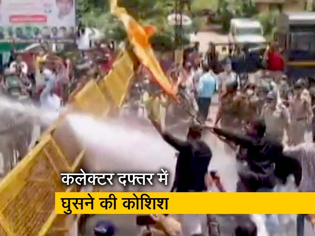 मध्यप्रदेश में धार्मिक आयोजनों की इजाजत नहीं देने के खिलाफ इंदौर में कांग्रेस का प्रदर्शन