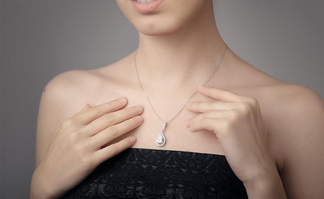You Won't Be Able To Take Your Eyes Off These Beautiful Diamond Pendants For Women