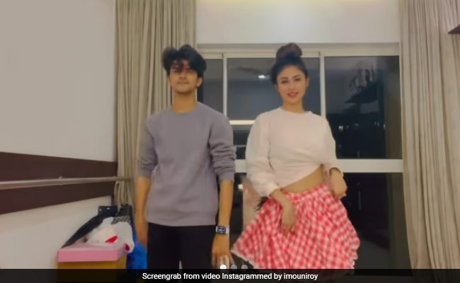 मौनी रॉय मजे से कर रही थीं डांस अचानक हुआ कुछ ऐसा, देख फैन्स के उड़े होश...देखें Video