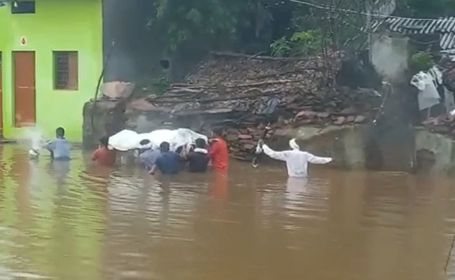 Video: Funeral Procession In Flooded Street Of Madhya Pradesh Village