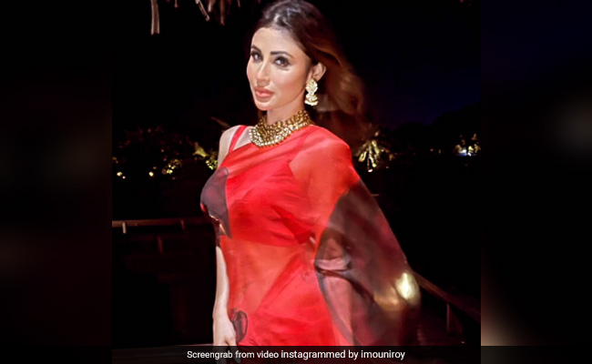 मौनी रॉय ने लाल साड़ी में ढाया कहर, किलर लुक ने उड़ाएं फैन्स के होश...देखें Video