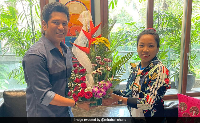 सचिन तेंदुलकर से मिलीं मीराबाई चानू, मेडल दिखाकर बोलीं -'आपसे बहुत इंस्पायर्ड हूं..