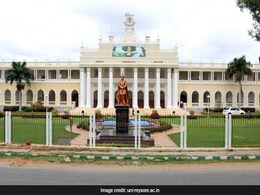 मैसूरः  गैंगरेप पर आक्रोश के बीच लड़कियों के आने-जाने पर विश्वविद्यालय ने जारी किया आदेश मैसूरः  गैंगरेप पर आक्रोश के बीच लड़कियों के आने-जाने पर विश्वविद्यालय ने जारी किया आदेश