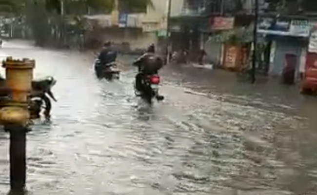 बारिश : कहीं आफत तो कहीं राहत, महाराष्‍ट्र के कई इलाकों में सड़कें हुईं नदी में तब्‍दील, दिल्‍ली में मौसम खुशनुमा