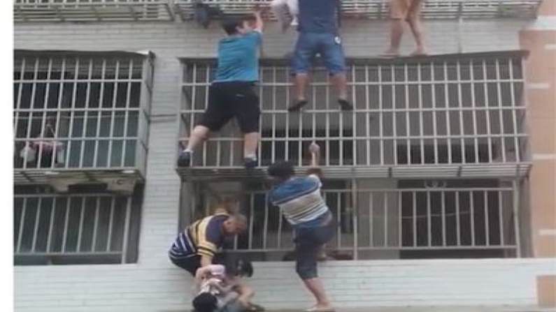 बिल्डिंग में आग लगी थी, 2 बच्चियां उसमें फंसी हुई थी, ऐसे में इन 6 लोगों ने मिलकर जान बचाई