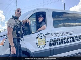 ड्वेन जॉनसन उर्फ 'द रॉक' जैसे दिखने वाले ऑफिसर की Photos वायरल, यूजर्स बोले- ये तो रिप्लेस कर देगा ड्वेन जॉनसन उर्फ 'द रॉक' जैसे दिखने वाले ऑफिसर की Photos वायरल, यूजर्स बोले- ये तो रिप्लेस कर देगा