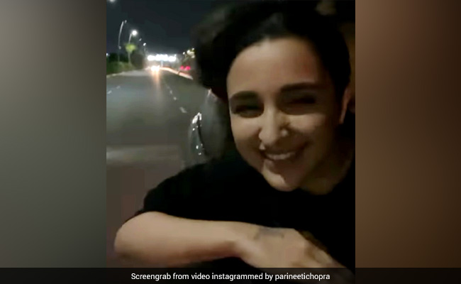 यूरोप से मुंबई लौटीं परिणीति चोपड़ा, फैंस बोले- मास्क पहन लो...देखें Video