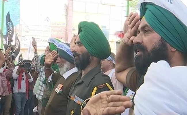 किसानों ने सिंघु बॉर्डर पर झंडा फहराकर मनाया स्वतंत्रता दिवस, रिटायर्ड फौजियों के साथ दी सलामी