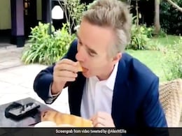 हाथ से डोसा खाते हुए ब्रिटिश हाई कमिश्नर ने शेयर किया खुद का Video, बोले- ‘एकदम मस्त’, तो लोगों ने भी ऐसे लिए मज़े हाथ से डोसा खाते हुए ब्रिटिश हाई कमिश्नर ने शेयर किया खुद का Video, बोले- ‘एकदम मस्त’, तो लोगों ने भी ऐसे लिए मज़े