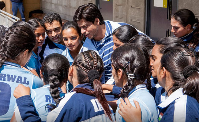 Vidya Malavade Reveals <i>Chak De! India</i> Co-Stars Crushed On Shah Rukh Khan, Called Him "Papa Bear"