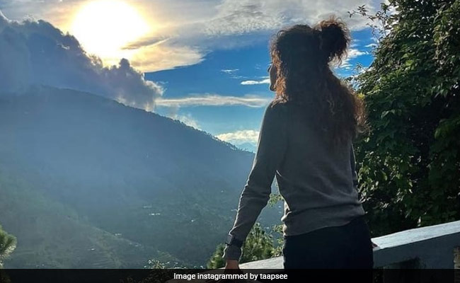 Taapsee Pannu नैनीताल में पहाड़ों के बीच इस अंदाज में मना रही हैं अपना 34 वां जन्मदिन, देखें Photos