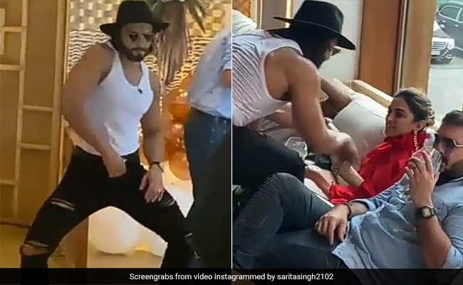 रणवीर सिंह ने शर्ट उतारकर किया डांस, मम्मी के साथ झूमकर नाचे- देखें Video