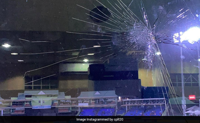 CPL 2021: क्रिस गेल ने लगाया ऐसा छक्का जिससे टूटा ड्रेसिंग रूप का शीशा, गेंदबाज के उड़ गए होश Video