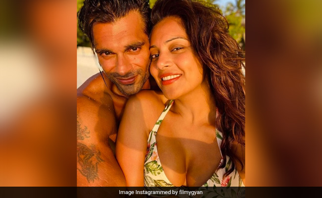 बिपाशा बासु और करण सिंह ग्रोवर की फोटो वायरल, रोमांटिक अंदाज में नजर आया कपल...देखें Photos