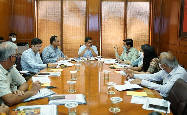 सीएम अरविंद केजरीवाल ने दिल्ली में 24 घंटे जलापूर्ति, यमुना की सफाई को लेकर डीजेबी के साथ की समीक्षा बैठक