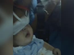 सामने आई करीना कपूर के बेटे जहांगीर की पहली Photo, फैन्स बोले- ये तो तैमूर की तरह दिखता है सामने आई करीना कपूर के बेटे जहांगीर की पहली Photo, फैन्स बोले- ये तो तैमूर की तरह दिखता है