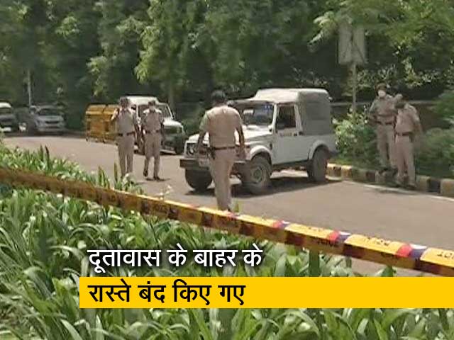 दिल्ली: अफगानी दूतावास की सुरक्षा बढ़ी, रिश्तेदारों की खैर-खबर लेने पहुंच रहे अफगान नागरिक