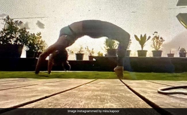 How Mira Rajput Bounced Back Into A <I>Chakrasana</i> After Her Wrist Injury