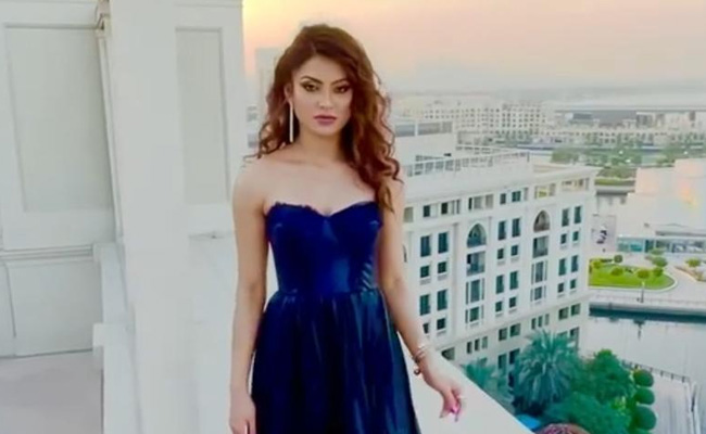 उर्वशी रौतेला ने उंची बिल्डिंग के छोर पर किया खतरनाक स्लो वॉक, फैन्स बोले- संभल के मैडम...देखें Video