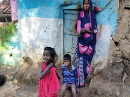 MP: 'टच वाले मोबाइल नहीं है, बच्चे करें क्या ', कोरोना महामारी में ऑनलाइन टीचिंग ने गरीब बच्चों को किया 'ऑफलाइन' MP: 'टच वाले मोबाइल नहीं है, बच्चे करें क्या ', कोरोना महामारी में ऑनलाइन टीचिंग ने गरीब बच्चों को किया 'ऑफलाइन'