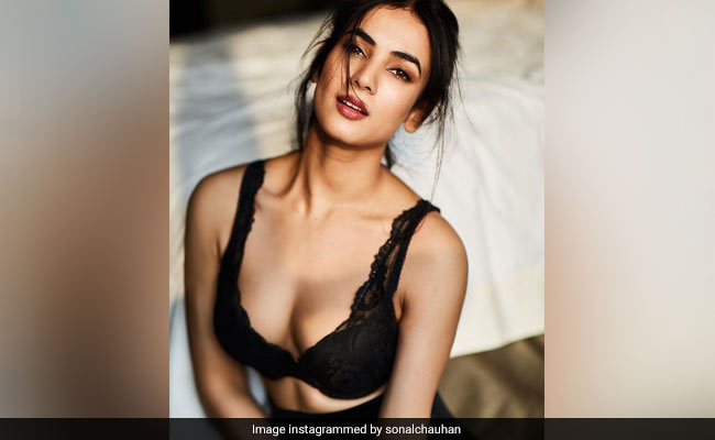 Sonal Chauhan Makes Midweek Blues Go Away With Her Black Lace Bralette
