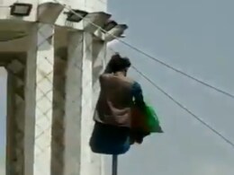 स्वतंत्रता दिवस के मौके पर तालिबानियों का झंडा उतार फेंका अफगानी युवाओं ने, लोगों ने कहा- आपलोग वीर हैं स्वतंत्रता दिवस के मौके पर तालिबानियों का झंडा उतार फेंका अफगानी युवाओं ने, लोगों ने कहा- आपलोग वीर हैं