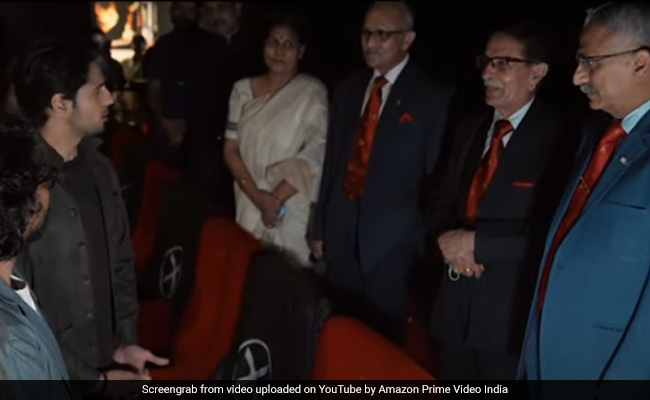 'शेरशाह' देख रो पड़ी कैप्टन विक्रम बत्रा की फैमिली, बोले- 'सब कुछ फिल्म में हैं'... देखें Video