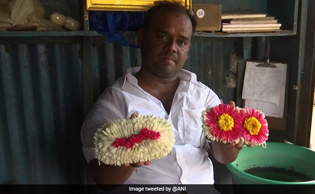 शादी में दूल्हा-दुल्हन भी पहनें मास्क, इसलिए फूलों से मास्क बनाता है ये दुकानदार, खूबसूरती देख आप भी करेंगे तारीफ