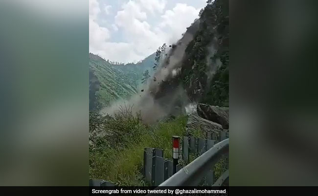 जब हिमाचल के किन्नौर में देखते-देखते ढह गया पहाड़,  VIDEO आया सामने