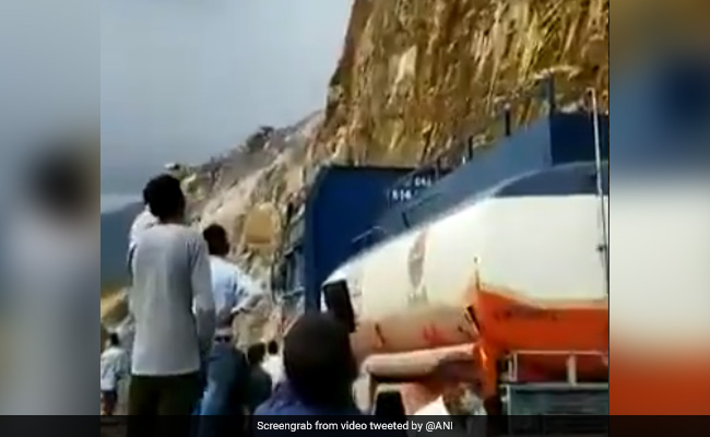 Video : उत्तराखंड की तोता घाटी में पहाड़ से सड़क पर गिरा विशालकाय पत्थर, जान बचाने को मची भगदड़