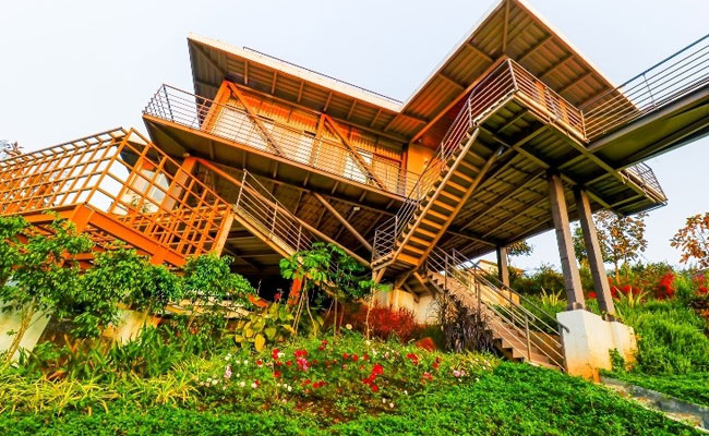 Glass Treehouse To A Lake Home, Private Villas In Nashik For Your Next Getaway