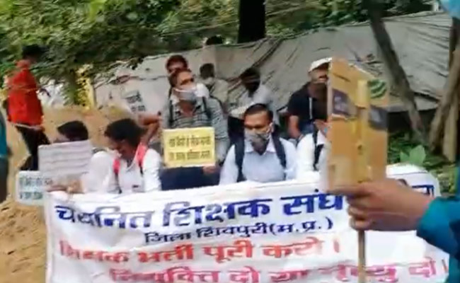 VIDEO : MP की चयनित महिला शिक्षिकाएं CM को राखी बांधने पहुंची BJP दफ्तर, 3 साल से देख रहीं नियुक्ति की राह