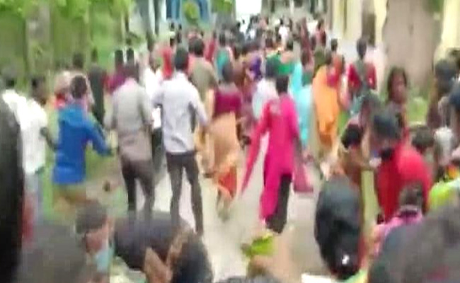 बंगाल में कोविड टीकाकरण केन्द्र पर भगदड़ मचने से 25 लोग घायल