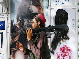 काबुल पर तालिबान के कब्ज़े के बाद महिलाओं की तस्वीरों पर भी गिरी गाज़, स्प्रे करके 'छिपाई' जा रहीं फोटो काबुल पर तालिबान के कब्ज़े के बाद महिलाओं की तस्वीरों पर भी गिरी गाज़, स्प्रे करके 'छिपाई' जा रहीं फोटो