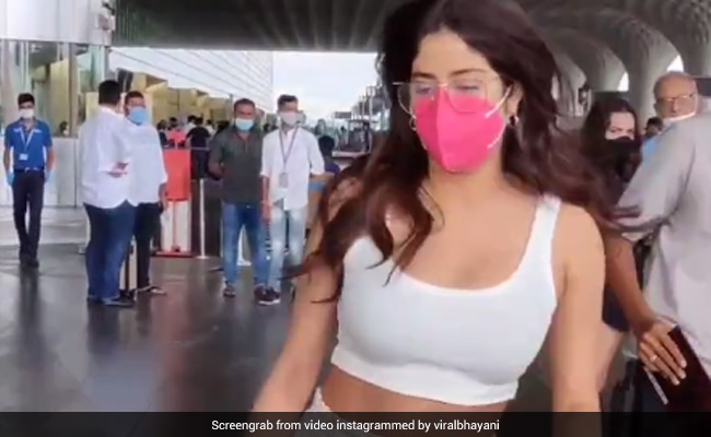 एयरपोर्ट पर बेहद जल्दबाजी में दिखीं जाह्नवी कपूर, फोटोग्राफर्स को दिया 2 सेकेंड का टाइम- देखें Video
