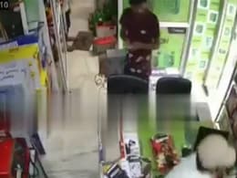 VIDEO : महज 1850 रुपये के लिए दुकानदार पर जानलेवा हमला, हड्डियां टूटीं, CCTV में कैद हुई वारदात VIDEO : महज 1850 रुपये के लिए दुकानदार पर जानलेवा हमला, हड्डियां टूटीं, CCTV में कैद हुई वारदात