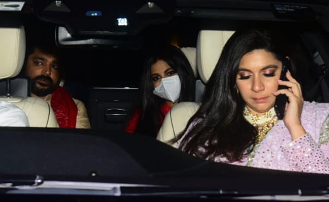 रिया कपूर और करण बूलानी की शादी के बाद की तस्वीरें आईं सामने, मिठाई बांटते दिखे अनिल कपूर- देखें Photos