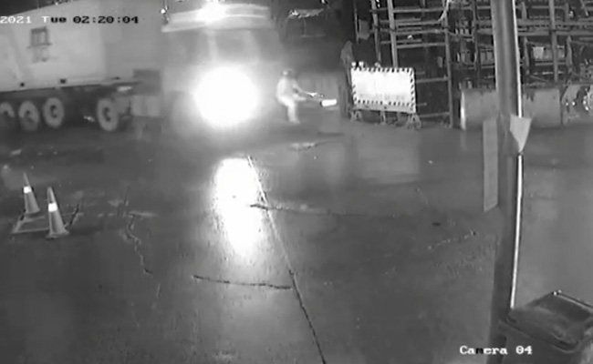 VIDEO : मुंबई में तेज रफ्तार डंपर ने पहले बाइक सवार को रौंदा, फिर बस को मारी जोरदार टक्कर