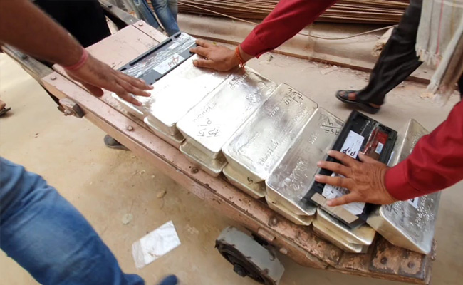 सड़क पर फल-सब्जियों की तरह 30 करोड़ का सोना-चांदी ठेले पर!