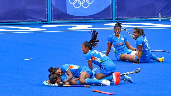 भले ही ब्रॉन्ज मेडल से चूकीं शेरनियां, मगर जीत गया हॉकी, नम आंखों से लोगों ने कहा- वीर भोग्य वसुंधरा