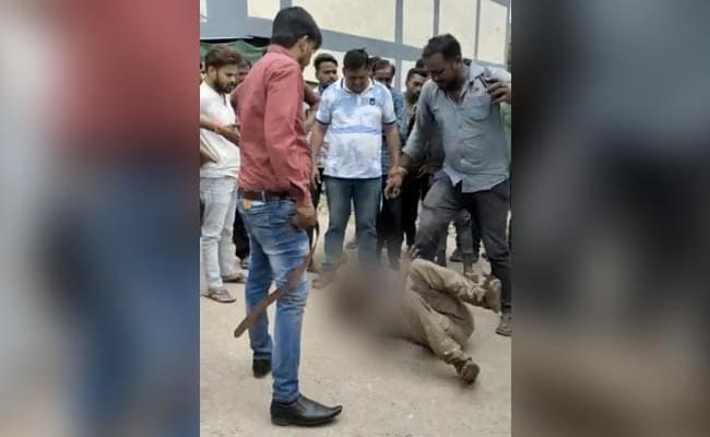 मध्य प्रदेश में खत्म नहीं हो रही बर्बरता, चोरी के संदेह में एक और युवक से अमानवीय व्यवहार, Video वायरल