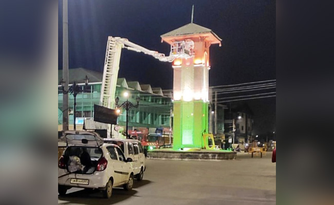 Jammu-Kashmir: स्वतंत्रता दिवस से पहले तिरंगे की रोशनी से जगमगाया लाल चौक