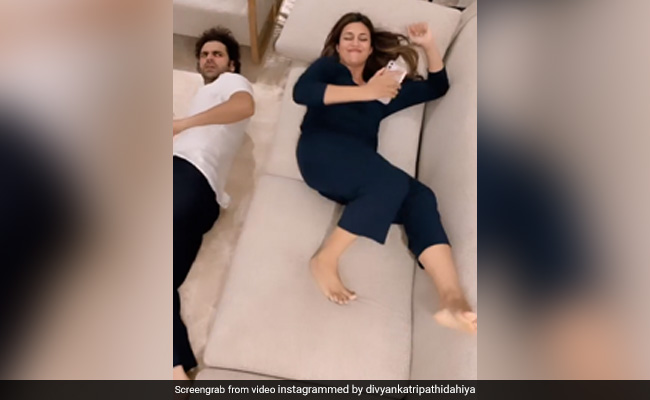 Divyanka Tripathi ने सोफे पर चैन से लेटे पति को यूं जमीन पर फेंका, देखें Video