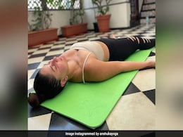 From Kareena Kapoor's Yoga Diaries: Just A Pic Of Her Doing Shavasana From Kareena Kapoor's Yoga Diaries: Just A Pic Of Her Doing Shavasana
