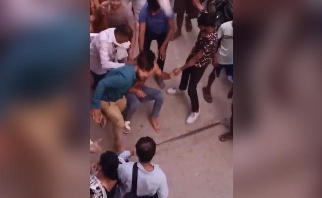 गाजियाबाद के खोड़ा इलाके में दबंगों ने दो युवकों को सरेआम जमकर पीटा, वीडियो वायरल