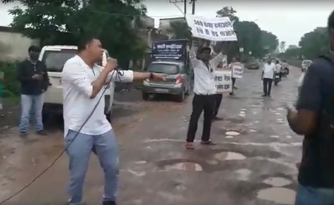 VIDEO: 'साड़ी, रुपये में बिक जाओगे तो ऐसे ही रोड पाओगे', खस्‍ता सड़कों को लेकर कोरबा के युवाओं ने किया 'अनूठा' प्रदर्शन