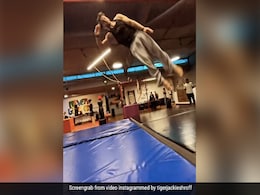 टाइगर श्रॉफ ने 'वन्दे मातरम' सॉन्ग पर हवा में यूं किया सैल्यूट, खूब वायरल हो रहा Video टाइगर श्रॉफ ने 'वन्दे मातरम' सॉन्ग पर हवा में यूं किया सैल्यूट, खूब वायरल हो रहा Video