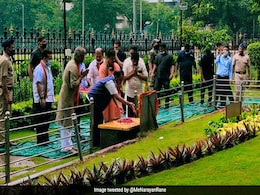 ठाकरे के स्मारक से राणे के लौटने के बाद शिवसेना कार्यकर्ताओं ने स्थल को किया ‘शुद्ध’ ठाकरे के स्मारक से राणे के लौटने के बाद शिवसेना कार्यकर्ताओं ने स्थल को किया ‘शुद्ध’