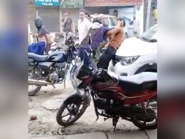 ग्रे.नोएडा में  लड़की ने युवक की बीच चौराहे पर की पिटाई, दो दिन से कर रहा था परेशान, वीडियो वायरल ग्रे.नोएडा में  लड़की ने युवक की बीच चौराहे पर की पिटाई, दो दिन से कर रहा था परेशान, वीडियो वायरल