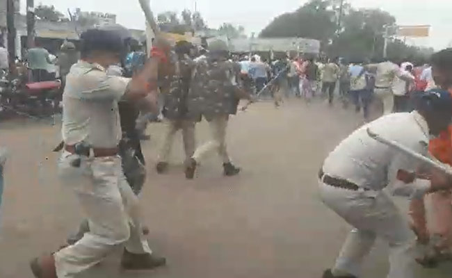 VIDEO: मध्‍यप्रदेश में 'शाही सवारी' निकालने के मुद्दे पर टकराव, भाजयुमो-हिंदू संगठनों ने जाम लगाया तो पुलिस ने किया लाठीचार्ज